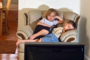 Πόσες ώρες τηλεόραση να βλέπει το παιδί μου; Kids-tv